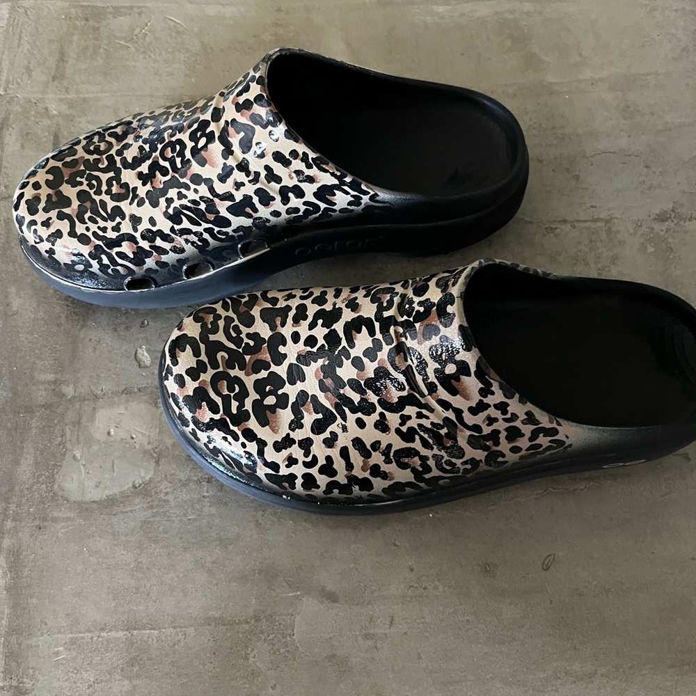 Oofos Clogs Women Size 7